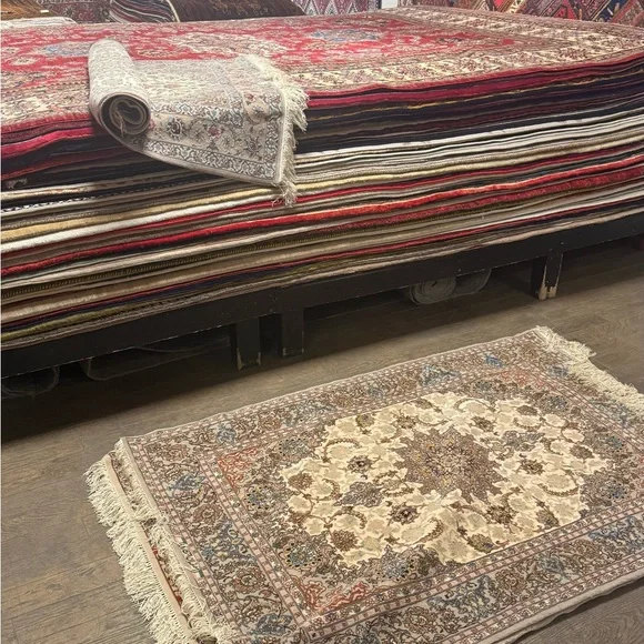 Elegant authentic  Persian Rugs - Picture 2 of 12